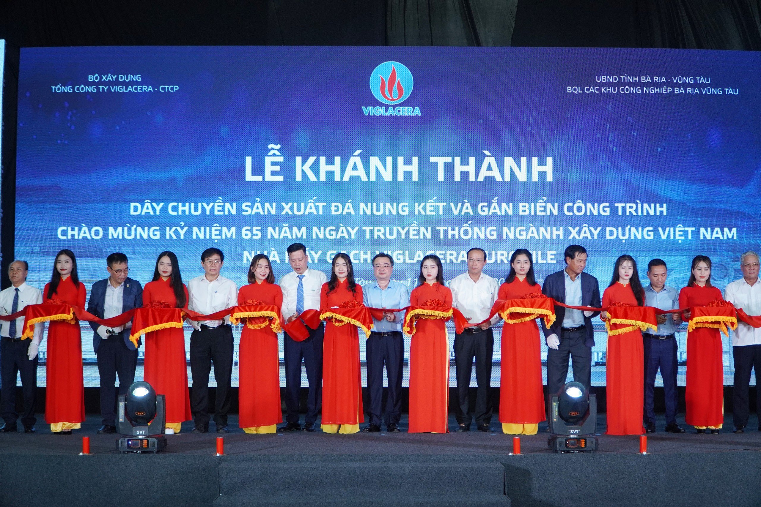 Viglacera ra mắt tấm Đá Nung Kết lớn nhất Việt Nam trong Lễ khánh thành dây chuyền sản xuất Đá nung kết và Gắn biển 65 năm ngành Xây Dựng